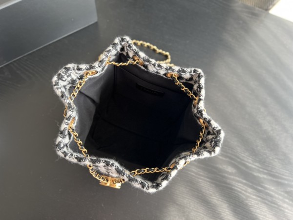  Handbag   Chanel  AS3639  size  18cmx19.5cmx14 cm 