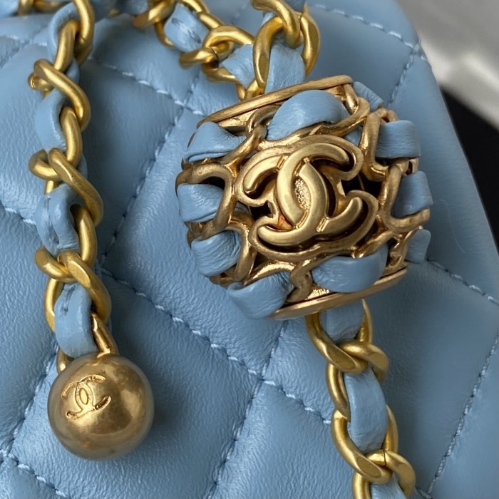 Handbag   Chanel  size  17 cm