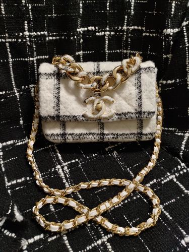 Handbag   Chanel  size  15*22*6 cm