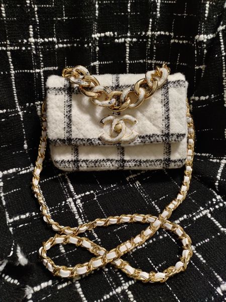 Handbag   Chanel  size  15*22*6 cm