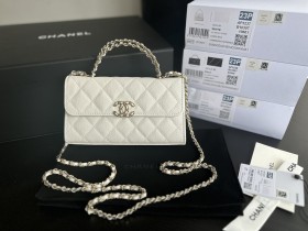  Handbag   Chanel  3238  size  18.5cmx10.5cmx5 cm