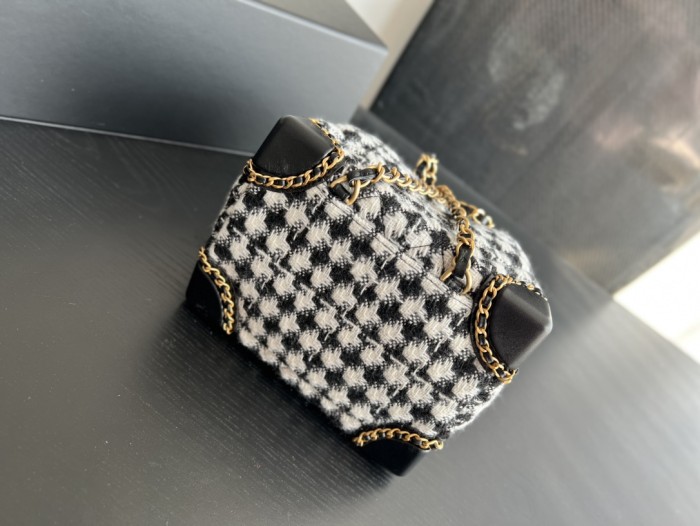  Handbag   Chanel  AS3639  size  18cmx19.5cmx14 cm 