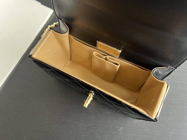 Handbag  Chanel  2796  size   18cmx17.5cmx7 cm