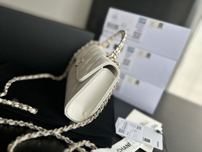  Handbag   Chanel  3238  size  18.5cmx10.5cmx5 cm