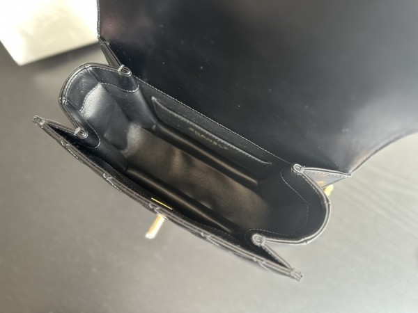  Handbag  Chanel AS3908  size  22cmx16cmx7 cm 