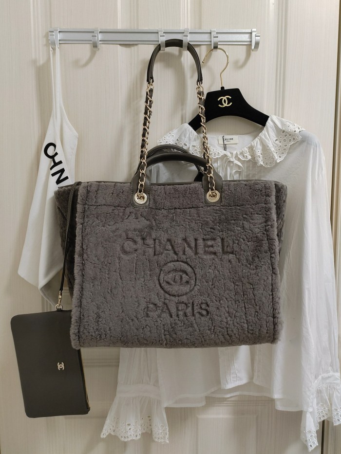 Handbag   Chanel  size  38 cm