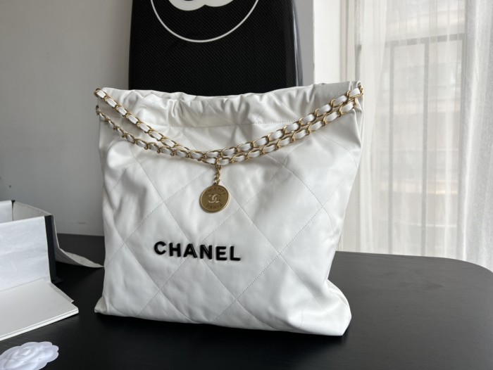  Handbag   Chanel  size  39cmx42cmx8 cm