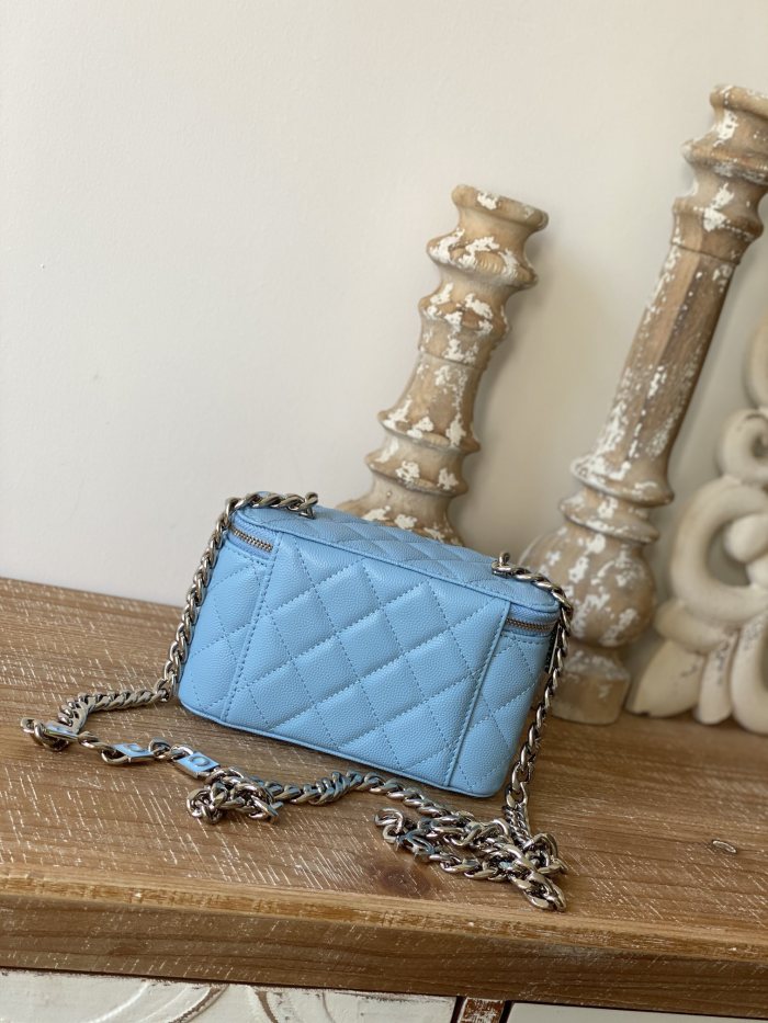  Handbag   Chanel 81194  size  17 cm  