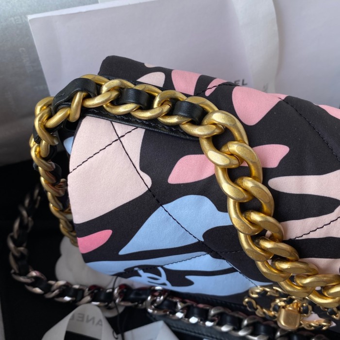  Handbag   Chanel  size  26/30 cm
