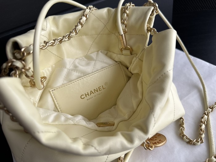  Handbag  Chanel  AS3980  size  20cmx19cmx6 cm 