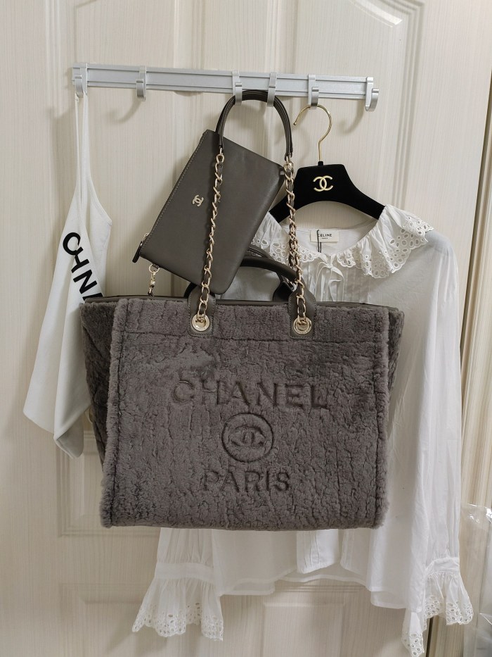Handbag   Chanel  size  38 cm