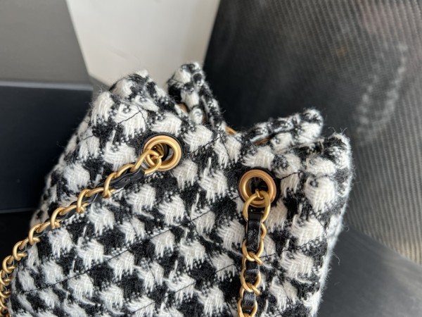  Handbag   Chanel  AS3639  size  18cmx19.5cmx14 cm 