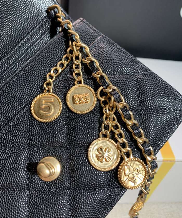 Handbag   Chanel  size  19*12.5*3  cm