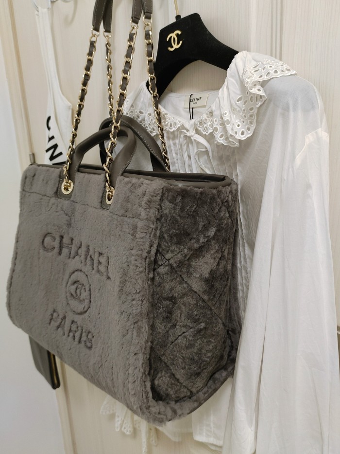 Handbag   Chanel  size  38 cm