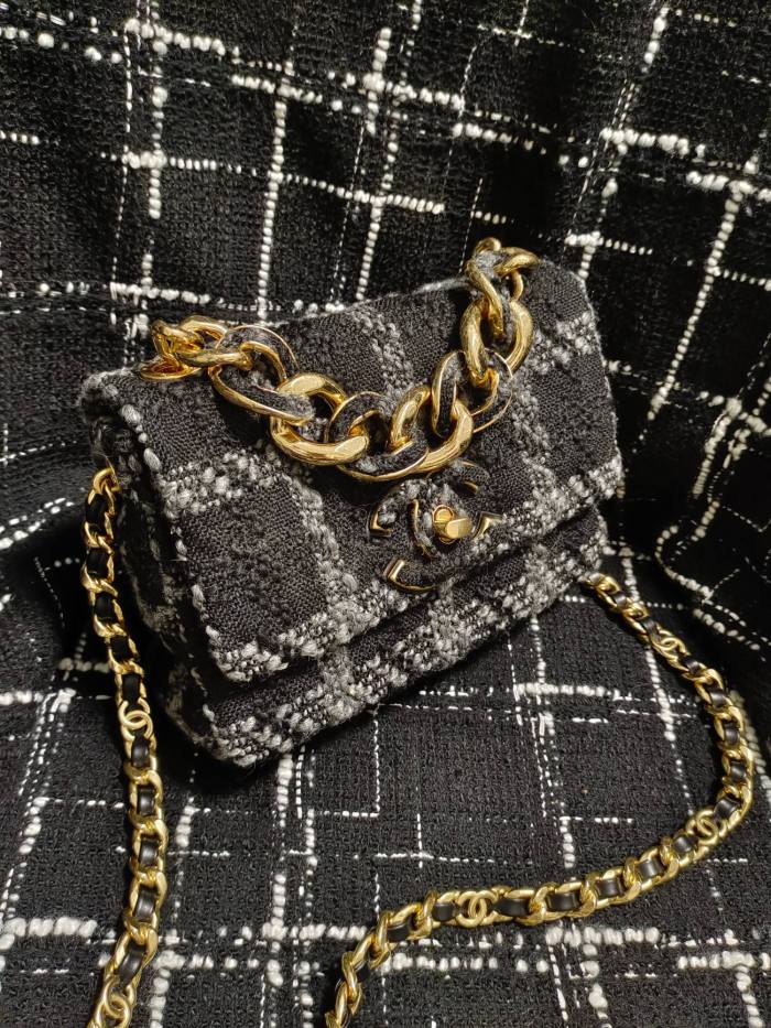 Handbag   Chanel   size  15*22*6 cm