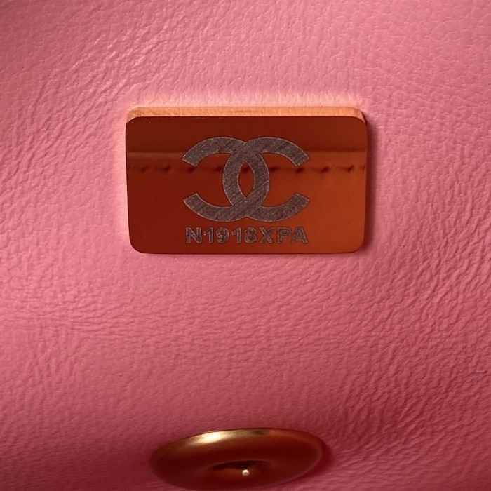  Handbag  Chanel   AS3828  size  12X19x8 cm
