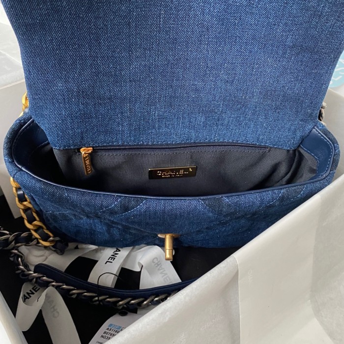 Handbag   Chanel  size  26 cm