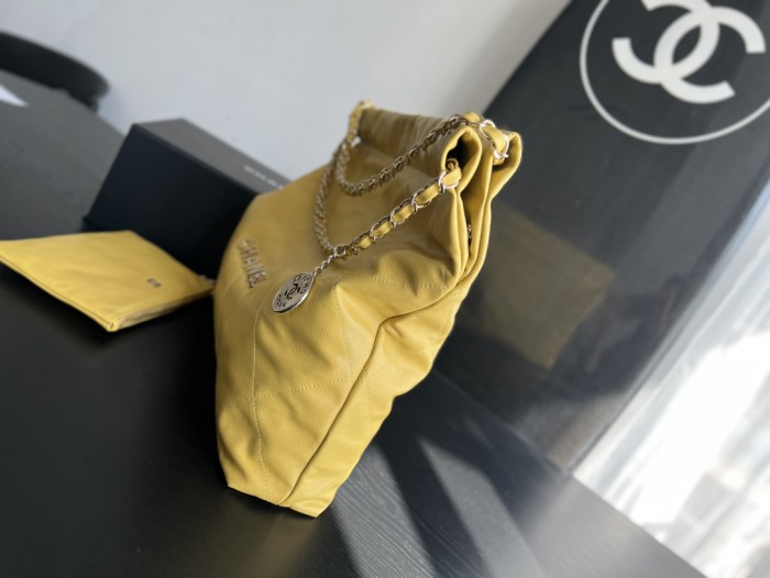  Handbag  Chanel  size  39cmx42cmx8 cm