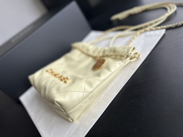  Handbag  Chanel  AS3980  size  20cmx19cmx6 cm 