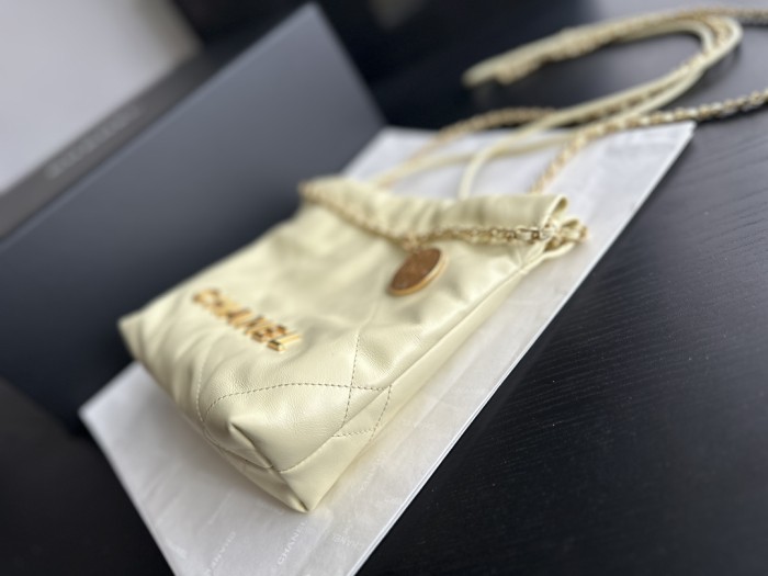  Handbag  Chanel  AS3980  size  20cmx19cmx6 cm 