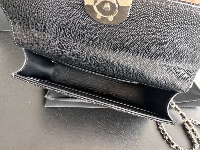  Handbag   Chanel   3238  size  18.5cmx10.5cmx5 cm 