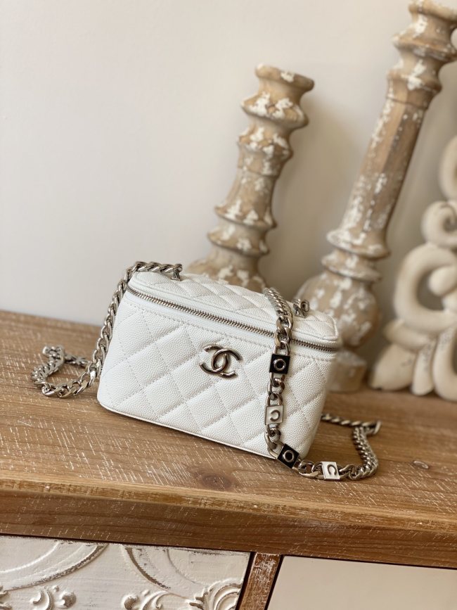  Handbag   Chanel 81194 size  17 cm 