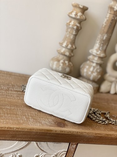  Handbag   Chanel 81194 size  17 cm 