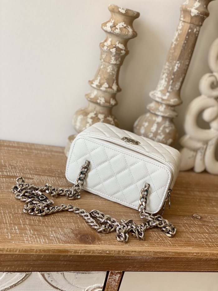  Handbag   Chanel 81194 size  17 cm 