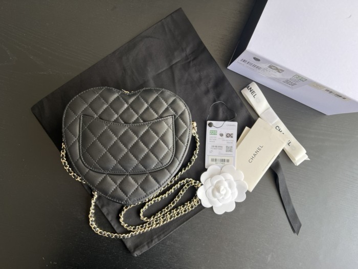  Handbag  Chanel  size  18cmx17cmx5 cm