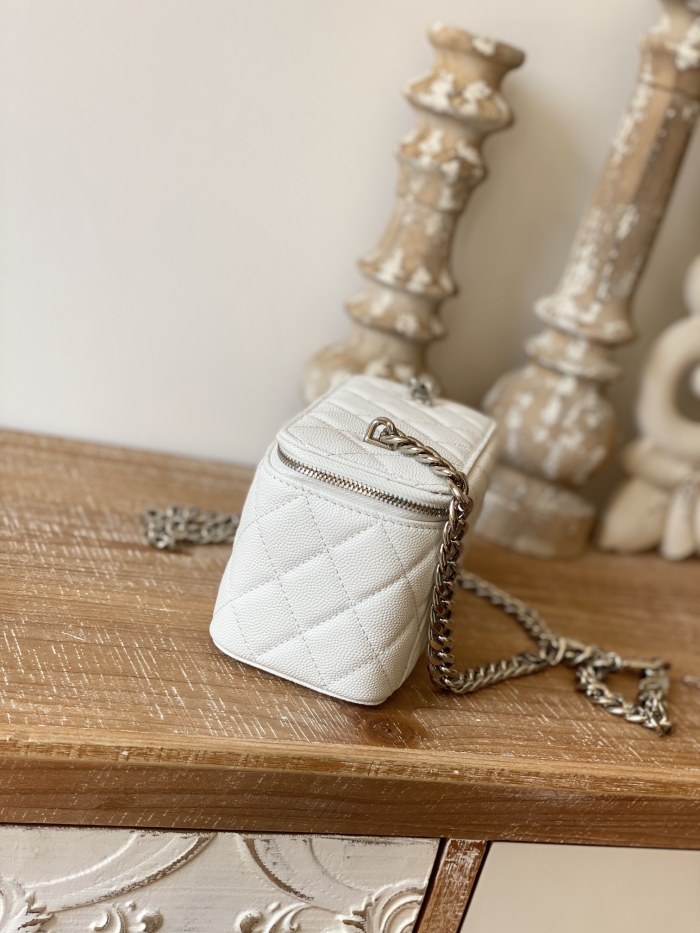  Handbag   Chanel 81194 size  17 cm 