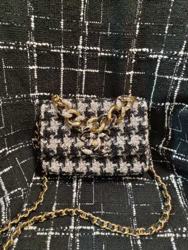 Handbag   Chanel  size   15*22*6 cm