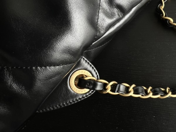  Handbag  Chanel  size  51cmx40cmx9 cm