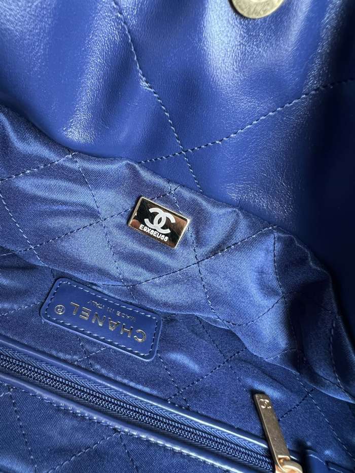  Handbag   Chanel   size   39cmx42cmx8 cm