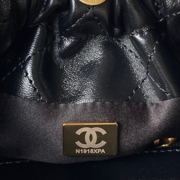  Handbag   Chanel  AS3793   size 17-16-7 cm