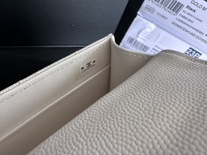  Handbag   Chanel  3238  size  18.5cmx10.5cmx5 cm