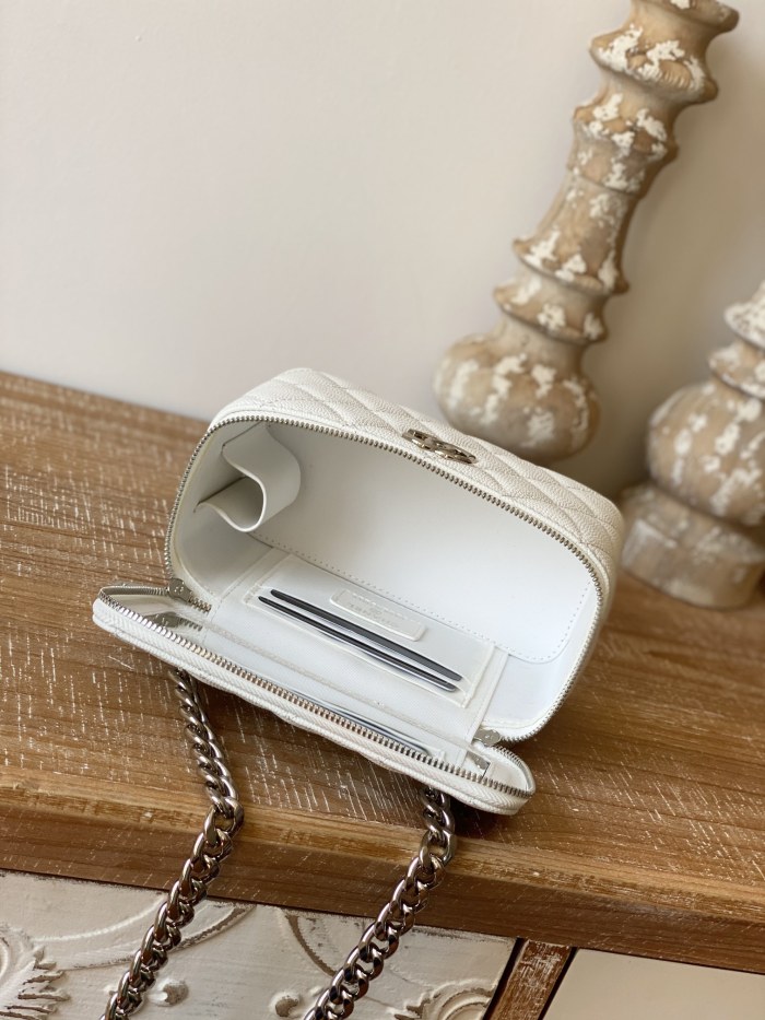  Handbag   Chanel 81194 size  17 cm 