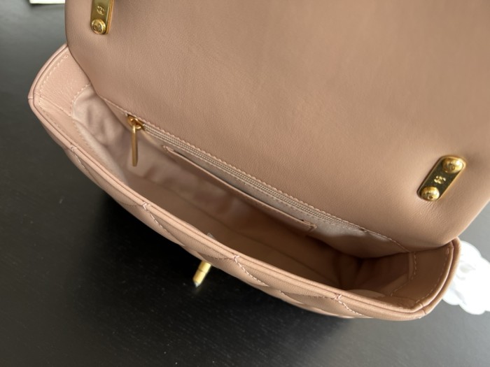  Handbag   Chanel size  20 cm