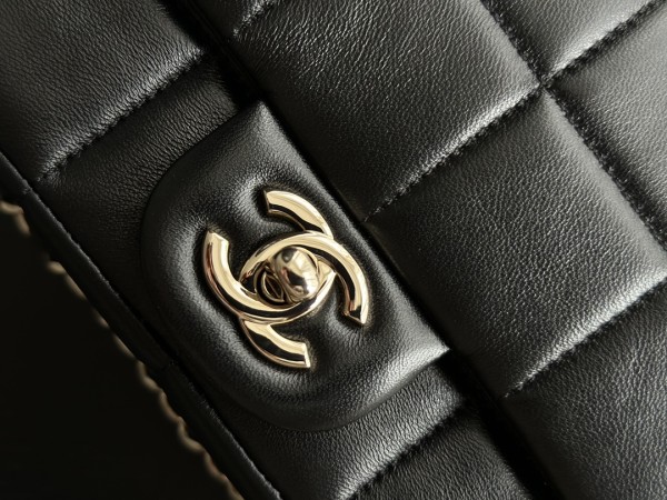 Handbag   Chanel  AP3744  size  18  cm 