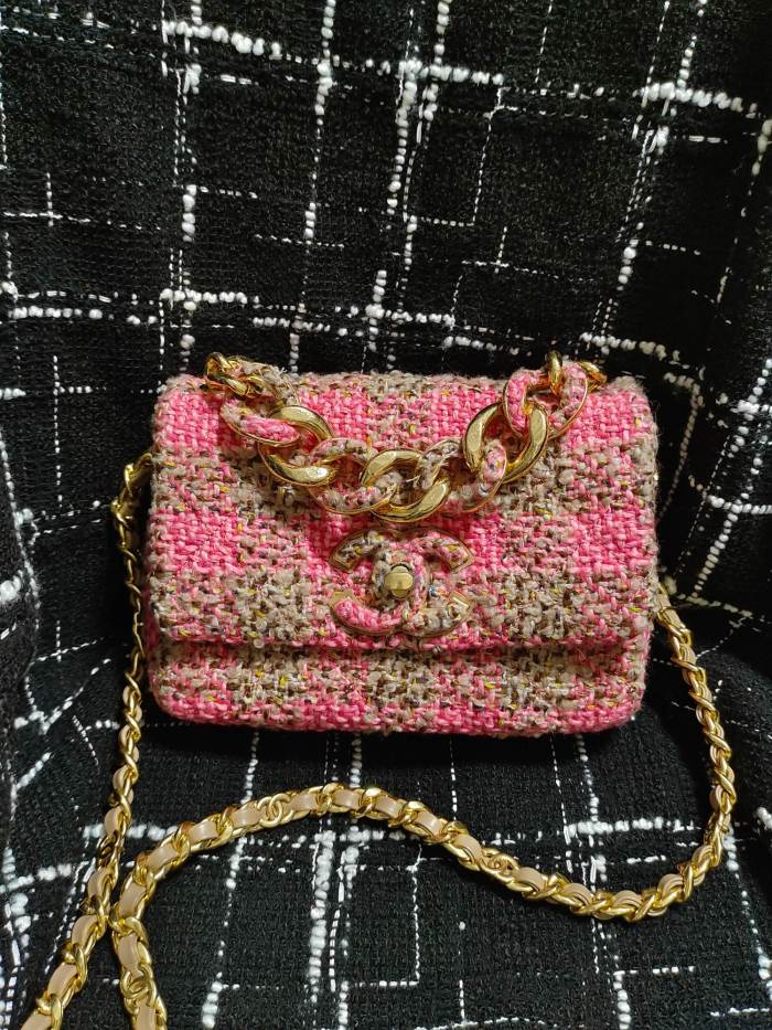 Handbag   Chanel  size  15*22*6 cm