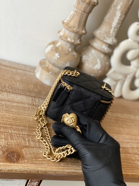 Handbag  Chanel  81246  size  10.5   8.5  7 cm 