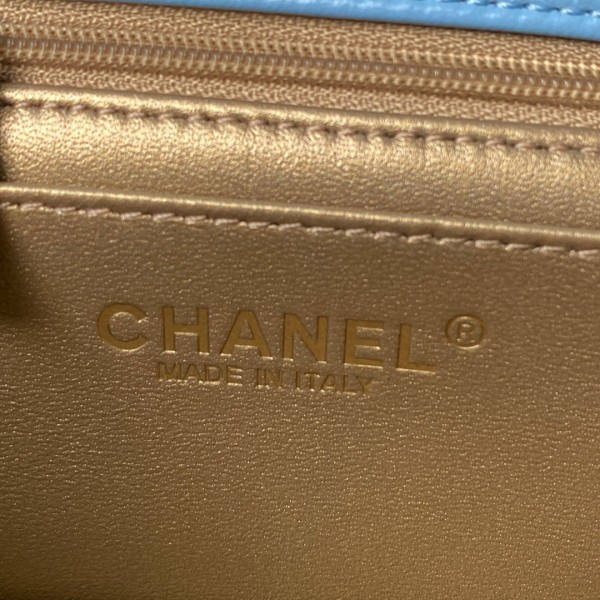 Handbag   Chanel  size  17 cm