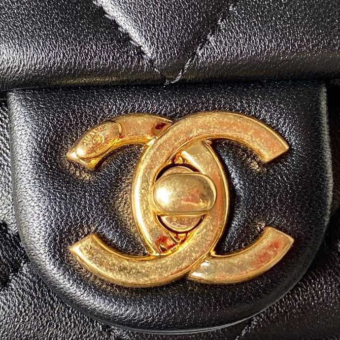  Handbag   Chanel  AS3749  size 20 cm