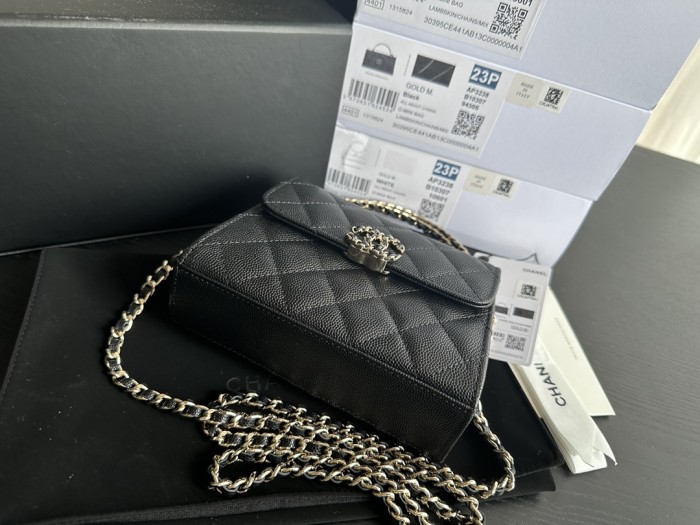  Handbag   Chanel  3237  size 15.5cmx12cmx6 cm 