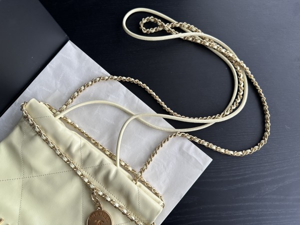  Handbag  Chanel  AS3980  size  20cmx19cmx6 cm 