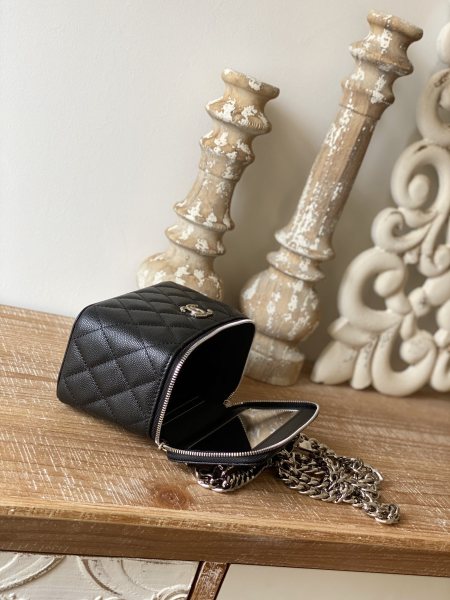  Handbag Chanel  81194  size  17 cm 