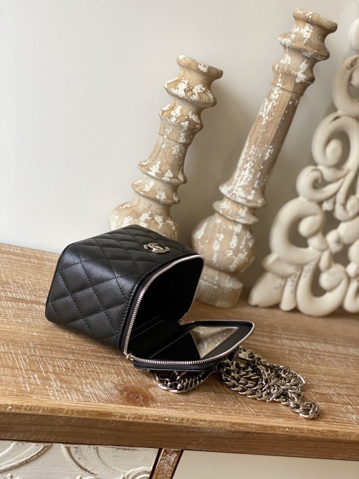  Handbag Chanel  81194  size  17 cm 