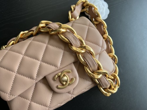  Handbag   Chanel size  20 cm