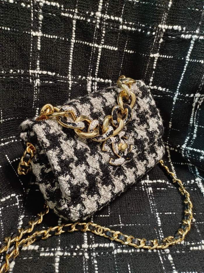 Handbag   Chanel  size   15*22*6 cm