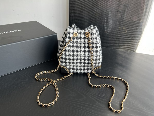  Handbag   Chanel  AS3639  size  18cmx19.5cmx14 cm 