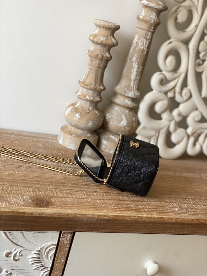 Handbag  Chanel  81246  size  10.5   8.5  7 cm 